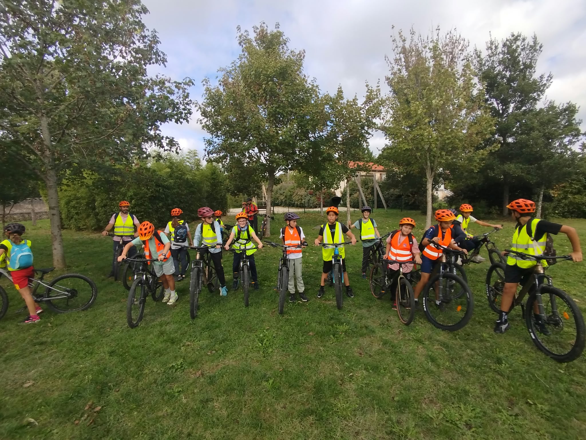 Groupe d'élèves à vélo