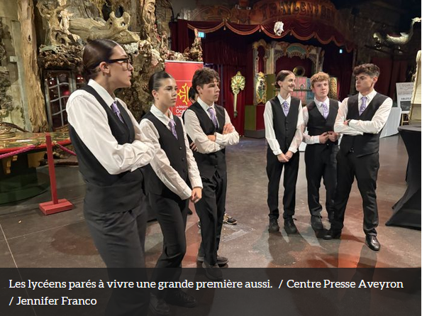 Lycéens en tenue de service à Paris